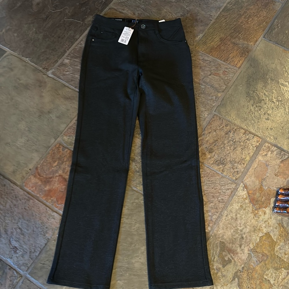 Grey FDJ Suzanne Jeans with zip front & front & back pockets. Size 6. NWT